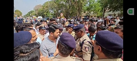 ಕಾಂಗ್ರೆಸ್ ಕಾರ್ಯಕರ್ತರಿಂದ ಠಾಣೆ ಶವವಿಟ್ಟು ಪ್ರತಿಭಟನೆಗೆ ಯತ್ನ