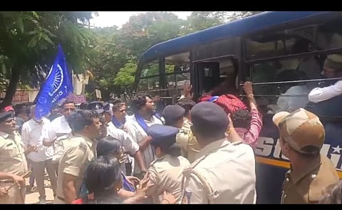 ಸಮತಾ ಸೇನಾ ಕಾರ್ಯಕರ್ತರನ್ನು ಪೊಲೀಸರು ವಶಕ್ಕೆ ಪಡೆದರು.
