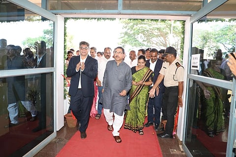 ಧಾರವಾಡದ ರಾಷ್ಟ್ರೀಯ ವಿಧಿವಿಜ್ಞಾನ ವಿಶ್ವವಿದ್ಯಾಲಯದಲ್ಲಿ ಶನಿವಾರ ಆಯೋಜಿಸಿದ್ದ ಮುಕ್ತ ದಿನ ಕಾರ್ಯಕ್ರಮವನ್ನು ಕೇಂದ್ರ ಸಚಿವ ಪ್ರಲ್ಹಾದ ಜೋಶಿ ಉದ್ಘಾಟಿಸಿದರು.