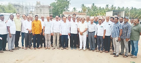 ಗುಬ್ಬಿ ತಾಲೂಕಿನ election ಗೋಸಲ ಶ್ರೀ ಚನ್ನಬಸವೇಶ್ವರಸ್ವಾಮಿಗೆ ಸಿಂಡಿಕೇಟ್​ ತಂಡ ಪೂಜೆ ಸಲ್ಲಿಸಿ ಚುನಾವಣಾ ಪ್ರಚಾರಕ್ಕೆ ಚಾಲನೆ ನೀಡಿದರು. ಮುಖಂಡರಾದ ಶಶಿಭೂಷಣ, ದಿವ್ಯಪ್ರಕಾಶ್​, ಯತೀಶ್​, ಬಸವಲಿಂಗಪ್ಪ, ಸಿದ್ಧಲಿಂಗಮೂರ್ತಿ, ವಿಶ್ವನಾಥ್​ ಇದ್ದರು. 