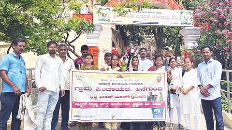 ಗಂಗಾವತಿ ತಾಲೂಕಿನ ಅಂಜನಾದ್ರಿ ಬೆಟ್ಟದಲ್ಲಿ ಸ್ವಚ್ಛತಾ ಅಭಿಯಾನ ಮತ್ತು ಜಾಗೃತಿ ಕಾರ್ಯಕ್ರಮ ಹಮ್ಮಿಕೊಳ್ಳಲಾಗಿತ್ತು. ಪಿಡಿಒ ಮಲ್ಲಿಕಾರ್ಜುನ ಕಡಿವಾಳ್, ದೇವಾಲಯ ಆಡಳಿತ ಮಂಡಳಿ ವ್ಯವಸ್ಥಾಪಕ ಎಂ.ವೆಂಕಟೇಶ, ಎಸ್‌ಬಿಎಂ ಸಮಾಲೋಚಕಿ ಬಸಮ್ಮ ನರೇಗಲ್, ಸಾಹಸ ಸಂಸ್ಥೆ ಪ್ರತಿನಿಧಿಗಳಾದ ಸಂಪತ್‌ಕುಮಾರ, ಜೋಗದ ಮಂಜುನಾಥ ಇತರರಿದ್ದರು.