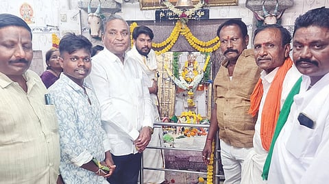 ಗಂಗಾವತಿ ತಾಲೂಕಿನ ಚಿಕ್ಕಬೆಣಕಲ್‌ನಲ್ಲಿ ಶಿವಶರಣರಾದ ಶ್ರೀ ಬೆಟ್ಟದಜ್ಜ ಮತ್ತು ಲಿಂಗಜ್ಜ ದೇವಾಲಯದ ಜಾತ್ರೋತ್ಸವದ ನಿಮಿತ್ತ ದೇವಾಲಯದ ಮೂರ್ತಿಗೆ ವಿಶೇಷ ಪೂಜೆ ನೆರವೇರಿಸಲಾಯಿತು. ಮಾಜಿ ಶಾಸಕ ಪರಣ್ಣ ಮುನವಳ್ಳಿ, ನಗರಸಭೆ ಮಾಜಿ ಅಧ್ಯಕ್ಷ ಜೋಗದ ಹನುಮಂತಪ್ಪ ನಾಯಕ, ಪ್ರಮುಖರಾದ ಮಠದ ಲಿಂಗಪ್ಪ, ಸಿದ್ದನಗೌಡ ಇತರರಿದ್ದರು.