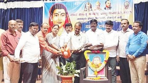 ಗಂಗಾವತಿಯಲ್ಲಿ ಹಮ್ಮಿಕೊಂಡಿದ್ದ ದೇಶದ ಪ್ರಥಮ ಮಹಿಳಾ ಶಿಕ್ಷಕಿಯರಾದ ಸಾವಿತ್ರಿಬಾಯಿ ಫುಲೆ ಮತ್ತು ಾತೀಮಾ ಶೇಖ್ ಜಯಂತಿ ಕಾರ್ಯಕ್ರಮವನ್ನು ಪರಿಷತ್ತು ರಾಜ್ಯಾಧ್ಯಕ್ಷ ಡಾ.ಅರ್ಜುನ ಗೊಳಸಂಗಿ ಉದ್ಘಾಟಿಸಿದರು. ಕೆಪಿಸಿಸಿ ಡಿಜಿಟಲ್ ವಿಭಾಗದ ವಕ್ತಾರೆ ಎಚ್.ಎಂ.ಶೈಲಜಾ, ಡಿಡಿಪಿಐ ಸೋಮಶೇಖಗೌಡ ಇತರರಿದ್ದರು.