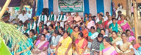ವಡಕೆಹಳ್ಳದಲ್ಲಿ ಕೈಗೊಂಡಿರುವ ರೈತರ ಆಹೋ ರಾತ್ರಿ ಧರಣಿಯಲ್ಲಿ ಚಚ್ ಫಾದರ್‌ಗಳಾದ ವಿನ್ಸೆಂಟ್, ಪ್ರಕಾಶ್ ಹಾಗೂ ಮಹಿಳೆಯರು ಭಾಗಿಯಾಗಿ ಬೆಂಬಲ ಸೂಚಿಸಿದರು. ಅರ್ಪುದರಾಜ್, ಲೂರ್ದುಸ್ವಾಮಿ, ಸಗಾಯಿಮೇರಿ, ಶಾಂತಿ ಇತರರು ಇದ್ದರು. 