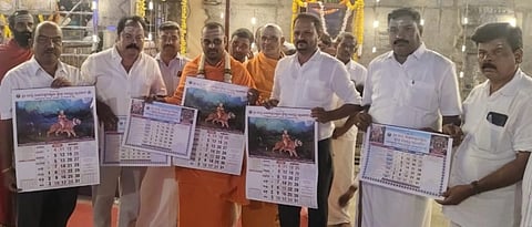 ಮಲೆಮಹದೇಶ್ವರ ಬೆಟ್ಟದ ಮಾದಪ್ಪನ ಸನ್ನಿಧಿಯಲ್ಲಿ ಶ್ರೀ ಮಲೆಮಹದೇಶ್ವರಸ್ವಾಮಿ ಕ್ಷೇತ್ರ ಅಭಿವೃದ್ಧಿ ಪ್ರಾಧಿಕಾರದ ನೂತನ ವರ್ಷದ ಕ್ಯಾಲೆಂಡರ್‌ಅನ್ನು ಡಾ.ಶ್ರೀ ಶಾಂತಮಲ್ಲಿಕಾರ್ಜುನ ಸ್ವಾಮೀಜಿ ಬಿಡುಗಡೆ ಮಾಡಿದರು. ಎ.ಈ ರಘು, ಮಹದೇವಸ್ವಾಮಿ, ಮುರುಗೇಶ್ ಇತರರು ಇದ್ದರು. 