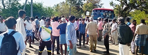   ಗ್ರಾಮಕ್ಕೆ ಬಸ್ ಸೌಕರ್ಯ ಕಲ್ಪಿಸುವಂತೆ ಒತ್ತಾಯಿಸಿ ಚಿಕ್ಕಮಾಲಾಪುರ ಗ್ರಾಮಸ್ಥರು ಬುಧವಾರ ರಸ್ತೆ ಸಂಚಾರ ತಡೆದು ಪ್ರತಿಭಟನೆ ನಡೆಸಿದರು. 