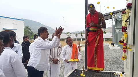 ಮಲೆಮಹದೇಶ್ವರ ಬೆಟ್ಟದಲ್ಲಿ ಸೋಲಾರ್ ಘಟಕದ ಕಾರ್ಯಾರಂಭಕ್ಕೆ ಶಾಸಕ ಎಂ.ಆರ್ ಮಂಜುನಾಥ್ ಚಾಲನೆ ನೀಡಿದರು. ಎ.ಈ ರಘು, ಚಂದ್ರಶೇಖರ್, ಚಿನ್ನಣ್ಣ, ಸೆಲ್ವ ಗಣಪತಿ ಇತರರು ಇದ್ದರು.