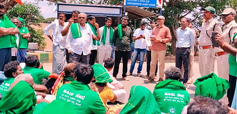 ಮಲೆಮಹದೇಶ್ವರ ಬೆಟ್ಟದಲ್ಲಿ ವಿವಿಧ ಸಮಸ್ಯೆಗಳನ್ನು ಬಗೆಹರಿಸುವಂತೆ ಒತ್ತಾಯಿಸಿ ರೈತರು ಪ್ರತಿಭಟನೆ ನಡೆಸಿದರು. ಚಂಗಡಿ ಕರಿಯಪ್ಪ, ಮಾದಪ್ಪ, ಕೆಂಪೇಗೌಡ, ಅಮೋಘ ಇತರರಿದ್ದರು.