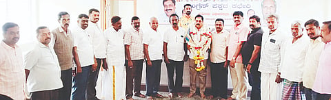 ಹನೂರಿನ ಕಾಂಗ್ರೆಸ್ ಕಚೇರಿಯಲ್ಲಿ ಎಂಸಿಡಿಸಿಸಿ ನಿರ್ದೇಶಕ ಆರ್.ನರೇಂದ್ರ ಅವರನ್ನು ಕಾರ್ಯಕರ್ತರು ಸನ್ಮಾನಿಸಿದರು. ನಾಗೇಂದ್ರ, ಹರೀಶ್‌ಕುಮಾರ್, ಗಿರೀಶ್, ಚಿಕ್ಕತಮ್ಮಯ್ಯ, ಬಸವರಾಜು ಇತರರು ಇದ್ದರು. 