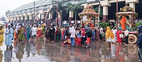ಮಲೆಮಹದೇಶ್ವರ ಬೆಟ್ಟದಲ್ಲಿ ಭಾನುವಾರ ತುಂತುರು ಮಳೆಯ ನಡುವೆಯೂ ಉತ್ಸವಾಧಿ ಸೇವೆಗಳಲ್ಲಿ ಭಾಗಿಯಾಗಿದ್ದ ಭಕ್ತರು.