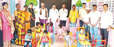  ಪೊನ್ನಾಚಿ ಅಂಗನವಾಡಿ ಕೇಂದ್ರದ ಮಕ್ಕಳಿಗೆ ಕುರ್ಚಿವಿತರಿಸಲಾಯಿತು. ಶಿವಬಸಪ್ಪ, ಮಹದೇವಸ್ವಾಮಿ, ಮುನಿಮಾದಮ್ಮ, ಸಿದ್ದಮಾದಮ್ಮ ಇತರರಿದ್ದರು. 