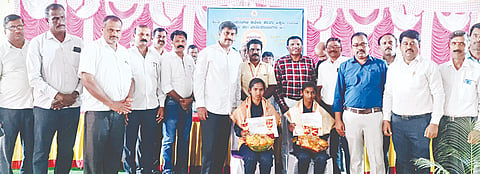 ಹೂಗ್ಯಂನಲ್ಲಿ ಆಯೋಜಿಸಿದ್ದ ಭರವಸೆಯ ಬೆಳಕು ಸಮಾರೋಪ ಸಮಾರಂಭದಲ್ಲಿ ರಾಜ್ಯಮಟ್ಟದ ಕ್ರೀಡಾಕೂಟದಲ್ಲಿ ಪ್ರಥಮ ಸ್ಥಾನ ಪಡೆದ ಇಬ್ಬರು ವಿದ್ಯಾರ್ಥಿನಿಯರನ್ನು ಸನ್ಮಾನಿಸಲಾಯಿತು. ಶಾಸಕ ಎಂ.ಆರ್ ಮಂಜುನಾಥ್, ಮಹೇಶ್, ವೆಂಕಟೇಶ್, ಚಂದ್ರಶೇಖರ್, ಕೃಷ್ಣೇಗೌಡ ಇತರರಿದ್ದರು. 