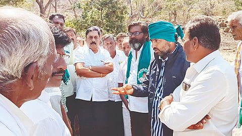  ಹನೂರು ತಾಲೂಕಿನ ದಂಟಳ್ಳಿ ಸಮೀಪದ ಕಾವೇರಿ ನದಿ ತೀರಕ್ಕೆ ಮಾಜಿ ಶಾಸಕ ಆರ್.ನರೇಂದ್ರ ಭೇಟಿ ನೀಡಿ ಪರಿಶೀಲಿಸಿ ರೈತರಿಂದ ಮಾಹಿತಿ ಪಡೆದರು. ಶೈಲೇಂದ್ರ, ಅರ್ಪುದರಾಜ್, ಲೂರ್ದುಸ್ವಾಮಿ, ರಾಜಶೇಖರಮರ್ತಿ, ಇತರರಿದ್ದರು. 