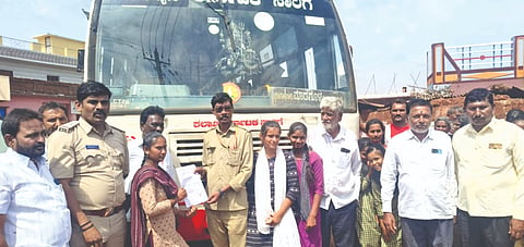 ಚಿಟಗುಪ್ಪ ತಾಲೂಕಿನ ಬನ್ನಳ್ಳಿ ಗ್ರಾಮಕ್ಕೆ ಹೆಚ್ಚುವರಿ ಬಸ್​ ಸೌಲಭ್ಯ ಕಲ್ಪಿಸಬೇಕು ಎಂದು ಆಗ್ರಹಿಸಿ ವಿದ್ಯಾರ್ಥಿಗಳು ಶನಿವಾರ ಗ್ರಾಮದ ಮುಖ್ಯರಸ್ತೆ ತಡೆದು ಪ್ರತಿಭಟನೆ ನಡೆಸಿ ಬಸ್​ ಡಿಪೋ ಅಧಿಕಾರಿಗೆ ಮನವಿ ಪತ್ರ ಸಲ್ಲಿಸಿದರು.