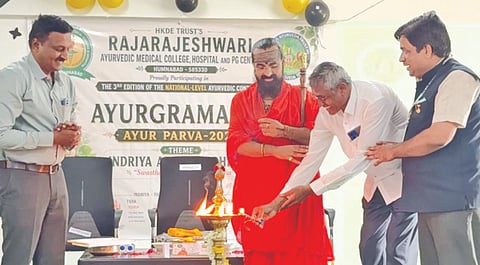 ಹುಮನಾಬಾದ್​ನ ರಾಜರಾಜೇಶ್ವರಿ ಆಯುರ್ವೇದ ವೈದ್ಯಕಿಯ ಮಹಾವಿದ್ಯಾಲಯದಲ್ಲಿ ಹಮ್ಮಿಕೊಂಡಿದ್ದ ಆಯುರ್ಪರ್ವ 2026 ಇಂದ್ರಿಯ ಆರೋಗ್ಯ ಸಪ್ತಾಹ ಸಮಾರೋಪ ಸಮಾರಂಭವನ್ನು ಹಿರೇಮಠದ ಶ್ರೀ ರೇಣುಕ ಗಂಗಾಧರ ಶಿವಾಚಾರ್ಯರು ಉದ್ಘಾಟಿಸಿದರು. ಪ್ರಾಂಶುಪಾಲ ಡಾ.ಬ್ರಿಜೇಶ್​, ಮಂಜುನಾಥ ಬಿ. ಕುಲಕರ್ಣಿ, ಓಂಪ್ರಕಾಶ್​ ಘಂಟೆ ಇದ್ದರು.