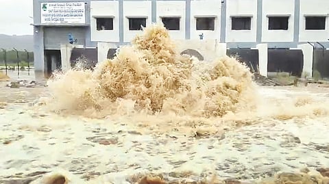 ರಾಜವಾಳ ಬಳಿ ನೀರಿನ ಯೋಜನೆಯ ಬೃಹತ್ ಪೈಪ್‌ಲೈನ್‌ಗೆ ಕಿಂಡಿ ಬಿದ್ದ ಪರಿಣಾಮ ಅಪಾರ ನೀರು ಹೊರಹೊಮ್ಮಿ ಪೋಲಾಗಿರುವುದು.ರಾಜವಾಳ ಬಳಿ ನೀರಿನ ಯೋಜನೆಯ ಬೃಹತ್ ಪೈಪ್‌ಲೈನ್‌ಗೆ ಕಿಂಡಿ ಬಿದ್ದ ಪರಿಣಾಮ ಅಪಾರ ನೀರು ಹೊರಹೊಮ್ಮಿ ಪೋಲಾಗಿರುವುದು.