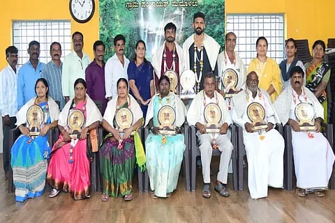 ಮೈದೊಳಲು ಗ್ರಾಪಂನಲ್ಲಿ ಆಡಳಿತ ಮಂಡಳಿ ಬೀಳ್ಕೊಡುಗೆ ಸಮಾರಂಭದಲ್ಲಿ ಅಧ್ಯಕ್ಷೆ ಗೀತಮ್ಮ, ಉಪಾಧ್ಯಕ್ಷೆ ವಿನೋದಮ್ಮ ಸೇರಿ ಸದಸ್ಯರನ್ನು ಸನ್ಮಾನಿಸಲಾಯಿತು. ಕೃಷ್ಣೋಜಿ ರಾವ್, ಲಕ್ಷ್ಮೀಬಾಯಿ ಇತರರಿದ್ದರು.