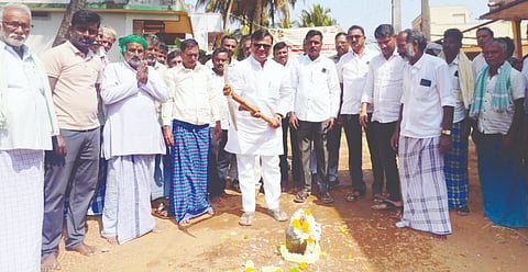 ಹಾನಗಲ್ಲ ತಾಲೂಕಿನ ಕೆಲವರಕೊಪ್ಪ ಗ್ರಾಪಂ ವ್ಯಾಪ್ತಿಯಲ್ಲಿ 1.30 ಕೋಟಿ ರೂ. ವೆಚ್ಚದಲ್ಲಿ ವಿವಿಧ ಅಭಿವೃದ್ಧಿ ಕಾಮಗಾರಿಗಳಿಗೆ ಶಾಸಕ ಶ್ರೀನಿವಾಸ ಮಾನೆ ಭೂಮಿಪೂಜೆ ನೆರವೇರಿಸಿದರು. ಗೋಪಾಲ ಕಾನಮನಿ, ಸದಸ್ಯರಾದ ಬಸವರಾಜ ಮಾಳಣ್ಣನವರ, ಸಿದ್ದು ವಡ್ಡರ ಇತರರಿದ್ದರು.
