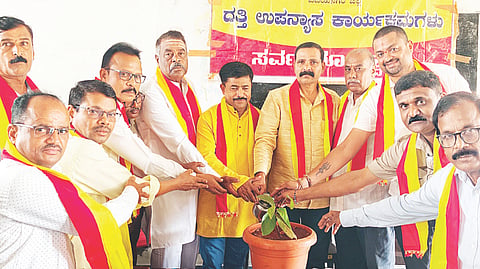 ಹರಪನಹಳ್ಳಿಯಲ್ಲಿ ದತ್ತಿ ಉಪನ್ಯಾಸ ಕಾರ್ಯಕ್ರಮವನ್ನು ಕಸಾಪ ತಾಲೂಕು ಅಧ್ಯಕ್ಷ ಕೆ.ಉಚ್ಚೆಂಗೆಪ್ಪ ಉದ್ಘಾಟಿಸಿದರು. ಪ್ರಾಚಾರ್ಯ ಆರ್.ಎಚ್.ಕಲ್ಯಾಣದವರ್, ಸಾರಿಗೆ ಸಂಚಾರಿ ನಿಯಂತ್ರಕ ಬಿ.ಎಂ.ನಾಗರಾಜ, ಕಸಾಪ ತಾಲೂಕು ಕಾರ್ಯದರ್ಶಿ ಜಿ.ಮಹದೇವಪ್ಪ, ಗೌರವ ಕೋಶಾಧಿಕಾರಿ ಕೆ.ರಾಘವೇಂದ್ರ ಶೆಟ್ಟಿ, ಮುಖ್ಯಶಿಕ್ಷಕ ಎಚ್.ಬಸವರಾಜ್ ಇತರರಿದ್ದರು.