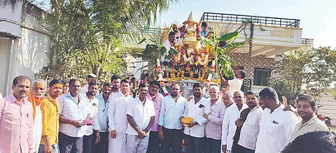 ಹನುಮಸಾಗರದಲ್ಲಿ ಮಂಗಳವಾರ ಶ್ರೀ ಬೀರಲಿಂಗೇಶ್ವರ ದೇವಸ್ಥಾನದ ನೂತನ ಕಲಶ ಮೆರವಣಿಗೆ ವಿಜೃಂಭಣೆಯಿಂದ ಜರುಗಿತು. ಹಾಲುಮತ ಸಮುದಾಯದ ಸ್ಥಳೀಯ ಅಧ್ಯಕ್ಷ ಭರಮಪ್ಪ ಬಿಂಗಿ, ಮುಖಂಡರಾದ ಬಸವರಾಜ ಹಳ್ಳೂರ, ಮಹಾಂತೇಶ ಅಗಸಿಮುಂದಿನ, ವಿಶ್ವನಾಥ ಕನ್ನೂರ, ನಾಗರಾಜ ಹಕ್ಕಿ, ಹನುಮಂತಪ್ಪ ಬಿಂಗಿ, ಸಕ್ರಪ್ಪ ಬಿಂಗಿ, ಭವಾನಿಸಾ ಪಾಟೀಲ್ ಇತರರಿದ್ದರು.