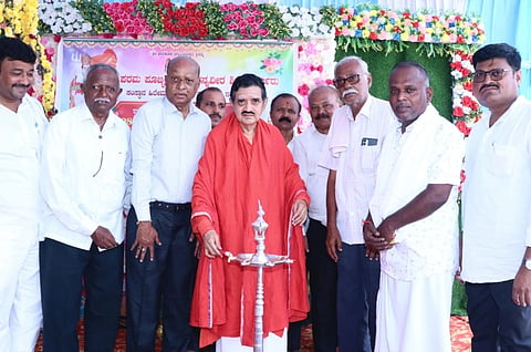 ಯಾದಗಿರಿ ಜಿಲ್ಲೆ ಸುರಪುರ ತಾಲೂಕಿನ ರುಕ್ಮಾಪುರ ಗ್ರಾಮದಲ್ಲಿ ಗುರುವಂದನಾ ನಿಮಿತ್ತ ಹಮ್ಮಿಕೊಂಡ ಧಾರ್ಮಿಕ ಸಭೆಯನ್ನು ಹಾರಕೂಡ ಹಿರೇಮಠದ ಪೀಠಾಧಿಪತಿ ಶ್ರೀ ಡಾ.ಚನ್ನವಿರ ಶಿವಾಚಾರ್ಯರು ದೀಪ ಬೆಳಗಿಸುವ ಮೂಲಕ ಉದ್ಘಾಟಿಸಿದರು. ಮಲ್ಲಿಕಾರ್ಜುನ ಚಟ್ಟಿ, ಬಸವರಾಜ ಮಿಣಜಗಿ, ಬಸವರಾಜ ಬಡಗ, ಉಮಾಕಾಂತ ಮಿಣಜಗಿ, ರಾಜಶೇಖರ ಮಿಣಜಗಿ, ಸುರೇಶ ಚಟ್ಟಿ, ಬಸವರಾಜ ಎಸ್​. ಮಿಣಜಗಿ, ದೇವರಾಜ ಚಟ್ಟಿ ಇತರರಿದ್ದರು.