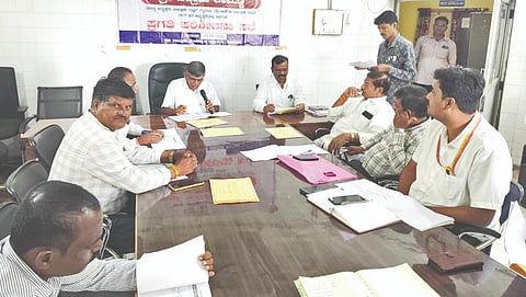 ಹುಲಸೂರು ತಾಲೂಕು ಪಂಚಾಯಿತಿ ಸಭಾಂಗಣದಲ್ಲಿ ಗ್ಯಾರಂಟಿ ಯೋಜನೆ ಅನುಷ್ಠಾನ ಸಮಿತಿ ತಾಲೂಕು ಅಧ್ಯಕ್ಷ ಸಿದ್ರಾಮ ಕಾಮಣ್ಣ ಅಧ್ಯಕ್ಷತೆಯಲ್ಲಿ ಸೋಮವಾರ ಕರೆದಿದ್ದ ಪ್ರಗತಿ ಪರಿಶೀಲನಾ ಸಭೆಯಲ್ಲಿ ತಾಪಂ ಇಒ ಮಹಾದೇವ ಜಮ್ಮು, ಸದಸ್ಯರಾದ ತ್ರಿಬಕರಾವ ಜಿವಾಯಿ, ವಿನಾಯಕ ಪವಾರ, ಶಿವರಾಜ ಇತರರಿದ್ದರು.