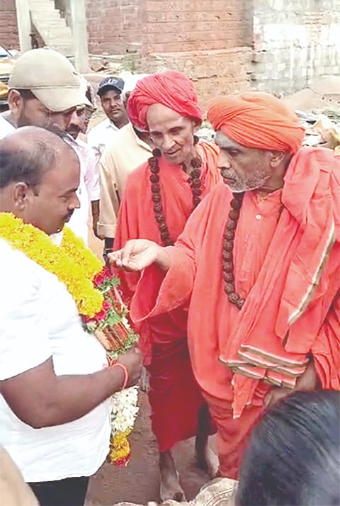 ಇಳಕಲ್ಲ ತಾಲೂಕಿನ ಚಿಕ್ಕಕೊಡಗಲಿ ಗ್ರಾಮದಲ್ಲಿ ಗುರುಮಹಾಂತ ಶ್ರೀಗಳು ಹೆಗಲಿಗೆ ಮಹಾಂತ ಜೋಳಿಗೆ ಹಾಕಿಕೊಂಡು ಭಕ್ತರ ದುಶ್ಚಟಗಳನ್ನು ಬೇಡಿದರು. ಶಿರೂರಿನ ಡಾ. ಬಸವಲಿಂಗ ಶ್ರೀಗಳು ಇದ್ದರು.