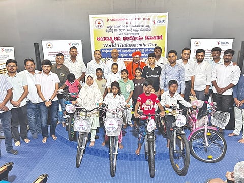  ಇಳಕಲ್ಲದ ಮಹೇಶ್ವರಿ ಚಿಕ್ಕ ಮಕ್ಕಳ ಆಸ್ಪತ್ರೆಯಲ್ಲಿ ಹಮ್ಮಿಕೊಂಡಿದ್ದ ರಾಮಾನುಜಾಚಾರ್ಯ ಫೌಂಡೇಶನ್  ಹಾಗೂ ಬೆಂಗಳೂರಿನ ಕಿಮ್ಸ್ ಆಸ್ಪತ್ರೆಯ ಸಹಯೋಗದೊಂದಿಗೆ ಥಲಸ್ಸೆಮಿಯಾ ದಿನಾಚರಣೆ ಹಾಗೂ ಥಲಸ್ಸ್ಸೆಮಿಯಾ ರೋಗ ನಿವಾರಣೆಗಾಗಿ ಅಸ್ತಿಮಜ್ಜೆ ಕಸಿ ಮಾಡಿಸಿದ ಮಕ್ಕಳಿಗೆ ಗುರುಮಹಾಂತ ಶ್ರೀಗಳು ಸೈಕಲ್‌ಗಳನ್ನು ವಿತರಿಸಿದರು. ಡಾ.ಪವನ ದರಕ, ವೈದ್ಯ ಡಾ. ರವಿ ಜೋಶಿ, ಅಭಿಷೇಕ ದರಕ, ಕಾರ್ಯದರ್ಶಿ ಯತಿರಾಜ ದರಕ ಇದ್ದರು.