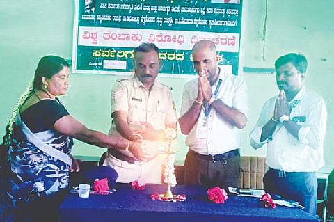 ಗುಂಡ್ಲುಪೇಟೆ ುಂದ ತಾಲೂಕಿನ ಅಣ್ಣೂರ ಕೇರಿ ಗ್ರಾಮದಲ್ಲಿ ಆಯೋಜಿಸಿದ್ದ ತಂಬಾಕು ವಿರೋಧಿ ದಿನಾಚರಣೆ ಕಾರ್ಯಕ್ರಮವನ್ನು ಮುಖೇಶ್ ಉದ್ಘಾಟಿಸಿದರು. ಮಹೇಶ್, ಜಯಣ್ಣ ಇದ್ದರು.