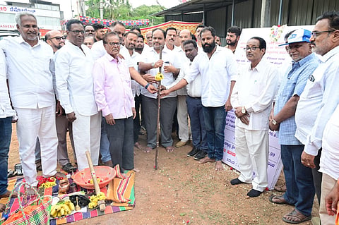 ಗುಂಡ್ಲುಪೇಟೆ ಪಟ್ಟಣದ ಸೆಸ್ಕ್ ಕಚೇರಿ ಸಮೀಪ ರಸ್ತೆ ಕಾಮಗಾರಿಗೆ ಶಾಸಕ ಎಚ್.ಎಂ.ಗಣೇಶ ಪ್ರಸಾದ್ ಚಾಲನೆ ನೀಡಿದರು. ಎಚ್.ಎಸ್.ನಂಜುಂಡಪ್ರಸಾದ್, ಶರವಣ, ಮಧುಸೂದನ್, ಶಶಿಧರ, ವೆಂಕಟಾಚಲ ಇದ್ದರು.