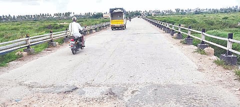 ಫೋಟೋ:ಕಂಪ್ಲಿ ಬಳಿ ತುಂಗಭದ್ರಾ ನದಿಗೆ ನಿರ್ಮಿಸಿರುವ ಸೇತುವೆ ಶಿಥಿಲವಾಗಿರುವುದು. 
