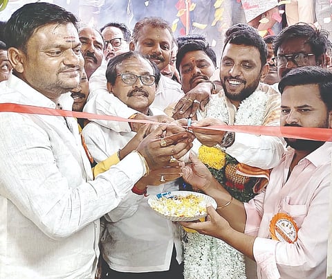 ಕಂಪ್ಲಿಯಲ್ಲಿ ವೀರಶೈವ ಲಿಂಗಾಯಕ ಮಹಾವೇದಿಕೆ ಕಚೇರಿಯನ್ನು ವೇದಿಕೆ ರಾಜ್ಯಾಧ್ಯಕ್ಷ ಪ್ರಶಾಂತ್ ಕಲ್ಲೂರ್ ಉದ್ಘಾಟಿಸಿದರು. 