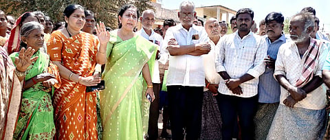 ಕಂಪ್ಲಿ ಸಕ್ಕರೆ ಕಾರ್ಖಾನೆ ಪ್ರದೇಶದ ಸಹಿಪ್ರಾ ಶಾಲೆ ಆವರಣದಲ್ಲಿ ಮೌಲಾನಾ ಅಜಾದ್ ಶಾಲೆ ಕಟ್ಟಡ ನಿರ್ಮಾಣ ಸ್ಥಳಕ್ಕೆ ಬಿಜೆಪಿ ರಾಜ್ಯ ಕಾರ್ಯಕಾರಣಿ ಸದಸ್ಯೆ ಡಾ.ಅರುಣಾ ಕಾಮಿನೇನಿ ಭೇಟಿ ನೀಡಿದ್ದರು.