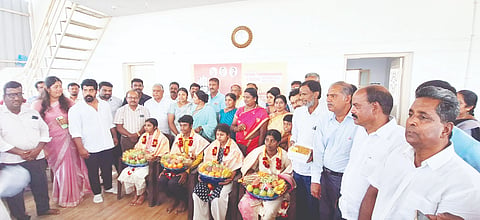felicitates ದ್ವೀತಿಯ ಪಿಯುಸಿ ಫಲಿತಾಂಶದಲ್ಲಿ ಕೆಜಿಎಫ್​ ತಾಲೂಕಿನಲ್ಲಿ ಅತಿ ಹೆಚ್ಚು ಅಂಕ ಪಡೆದ ವಿದ್ಯಾರ್ಥಿಗಳನ್ನು ಶಾಸಕಿ ರೂಪಕಲಾ ಅವರು ತಮ್ಮ ಗೃಹ ಕಚೇರಿಯಲ್ಲಿ ಸನ್ಮಾನಿಸಿದರು.