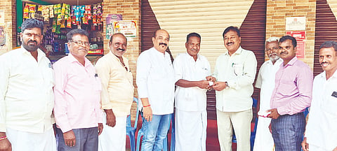 ಟಗರಪುರ ಗ್ರಾಮದಲ್ಲಿ ಶಾಸಕ ಎ.ಆರ್.ಕೃಷ್ಣಮೂರ್ತಿ ಅವರು ತಾಯರೇಗೌಡ ಅವರಿಂದ ಮನೆ ಕಂದಾಯ ಪಡೆದು ರಸೀದಿ ನೀಡಿದರು.