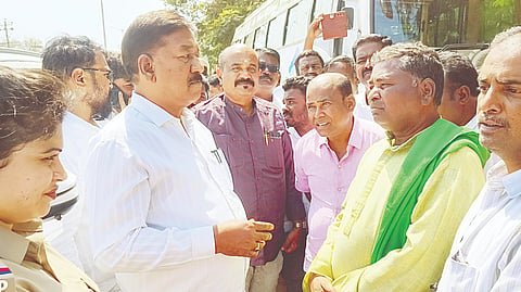 ಸೌದೆ ವ್ಯಾಪಾರಕ್ಕೆ ಖರೀದಿಸಿದ ಮರ ಕಟಾವಿಗೆ ಸಕಾಲಕ್ಕೆ ಅನುಮತಿ ನೀಡದ ಹಿನ್ನೆಲೆಯಲ್ಲಿ ಅರಣ್ಯ ಇಲಾಖೆ ವಿರುದ್ಧ ಪ್ರತಿಭಟನೆ ನಡೆಸುತ್ತಿದ್ದ ತಾಲೂಕಿನ ಮರ ಮುಟ್ಟುಗಾರರ ಸಂಘದ ಸಮಸ್ಯೆಯನ್ನು ಶಾಸಕ ಎ.ಆರ್.ಕೃಷ್ಣಮೂರ್ತಿ ಆಲಿಸಿದರು.