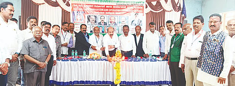 ಪಟ್ಟಣದ ಕರ್ನಾಟಕ ಸರ್ಕಾರಿ ನೌಕರರ ಸಂಘದ ಸಭಾಂಗಣದಲ್ಲಿ ಆಯೋಜಿಸಿದ್ದ ರಾಷ್ಟ್ರೀಯ ಭ್ರಷ್ಟಾಚಾರ ನಿರ್ಮೂಲನೆ ಹಾಗೂ ಕಾರ್ಯಾಚರಣೆ ಸಮಿತಿ ಇಂಡಿಯಾ ಕೊಳ್ಳೇಗಾಲ ತಾಲೂಕು ಘಟಕ ಉದ್ಘಾಟನಾ ಸಮಾರಂಭಕ್ಕೆ ಚಾಮರಾಜನಗರ ಜಿಲ್ಲಾ ಲೋಕಾಯುಕ್ತ ಉಪ ಅಧೀಕ್ಷಕ ಗಜೇಂದ್ರ ಪ್ರಸಾದ್ ಚಾಲನೆ ನೀಡಿದರು. ಪ್ರಭಾಕರ್, ದಯಾನಂದ, ಸಭಾರೆಡ್ಡಿ, ಎಸ್.ಗುರುಸ್ವಾಮಿ. ಮಹದೇವು ಇತರರು ಇದ್ದರು.