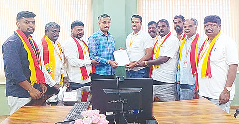 ಸರ್ಕಾರಿ ಸಾರಿಗೆ ಬಸ್‌ಗಳಲ್ಲಿ ಅನಧಿಕೃತ ಜಾಹೀರಾತುಗಳನ್ನು ತೆಗೆದು ಹಾಕಬೇಕೆಂದು ವಿಜಯ ಕರ್ನಾಟಕ ರಕ್ಷಣಾ ವೇದಿಕೆ ಜಿಲ್ಲಾ ಘಟಕ ಪದಾಧಿಕಾರಿಗಳು ಕೆಎಸ್‌ಆರ್‌ಟಿಸಿ ಚಾಮರಾಜನಗರ ವಿಭಾಗೀಯ ಕಾರ್ಯನಿರ್ವಾಹಕ ಅಧಿಕಾರಿ ಕಚೇರಿಗೆ ಲಿಖಿತ ಪತ್ರ ನೀಡಿ ಮನವಿ ಮಾಡಿದರು.