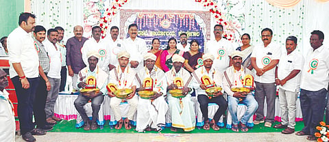 ಕೊಳ್ಳೇಗಾಲ ಪಟ್ಟಣದ ಸಿಡಿಎಸ್ ಭವನದಲ್ಲಿ ಬುಧವಾರ ಆಯೋಜಿಸಿದ್ದ ಪೌರ ಕಾರ್ಮಿಕರ ದಿನಾಚರಣೆ ಸಮಾರಂಭದಲ್ಲಿ 2024-25ನೇ ಸಾಲಿನಲ್ಲಿ ಉತ್ತಮವಾಗಿ ಸೇವೆ ಸಲ್ಲಿಸಿದ ಪೌರಕಾರ್ಮಿಕರನ್ನು ಶಾಸಕ ಎ.ಆರ್.ಕೃಷ್ಣಮೂರ್ತಿ ಅವರು ಸನ್ಮಾನಿಸಲಾಯಿತು. ರಾಜೇಂದ್ರ, ತೋಟೇಶ್, ರುದ್ರಮ್ಮ ಶರಣಯ್ಯ, ಗುರುಶಾಂತಪ್ಪ ಬೆಳ್ಳುಂಡಗಿ, ರೇಖಾ ಇತರರಿದ್ದರು. 