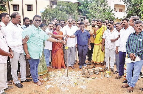 ಕೊಳ್ಳೇಗಾಲದ ನ್ಯಾಷನಲ್ ಹಿರಿಯ ಪ್ರಾಥಮಿಕ ಶಾಲೆ ಆವರಣದಲ್ಲಿ ಗ್ರಂಥಾಲಯ ಕಟ್ಟಡ ನಿರ್ಮಾಣ ಕಾಮಗಾರಿಗೆ ಶಾಸಕ ಎ.ಆರ್.ಕೃಷ್ಣಮೂರ್ತಿ ಚಾಲನೆ ನೀಡಿದರು. ಮಂಜುಳಾ, ಕುಮಾರ್, ಮಹದೇವ ಕುಮಾರ್, ರಾಜೇಂದ್ರ, ಬಿ.ತೋಟೇಶ್, ರಮೇಶ್, ಚೇತನ್ ದೊರೈರಾಜ್ ಇತರರು ಇದ್ದರು. 