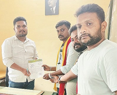 ಕೊಳ್ಳೇಗಾಲದಲ್ಲಿ ಕರ್ನಾಟಕ ರಾಜ್ಯ ಹುಲಿ ಸೇನೆ ಪದಾಧಿಕಾರಿಗಳು ಆರ್‌ಆರ್‌ಟಿ ವಿಭಾಗ ಶಿರಸ್ತೇದಾರ್ ರಾಹುಲ್ ಚಂದ್ರ ಗೌತಮ್ ಅವರಿಗೆ ಮನವಿ ಪತ್ರ ಸಲ್ಲಿಸಿದರು. ಎಚ್.ಅವಿನಾಶ್, ಜಸ್ವಂತ್ ಶೃಂಗಾರ್, ಶಾಶ್ವತ್‌ಗೌಡ, ಸಿ.ಕೃಷ್ಣ ಇದ್ದರು.