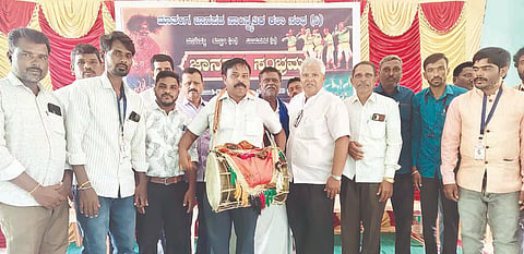 ಕಾನಹೊಸಹಳ್ಳಿಯ ಬಾಲಕಿಯರ ಸರ್ಕಾರಿ ಪ್ರೌಢಶಾಲೆಯಲ್ಲಿ ಆಯೋಜಿಸಿದ್ದ ಜಾನಪದ ಸಂಭ್ರಮ ಕಾರ್ಯಕ್ರಮವನ್ನು ಪತ್ರಕರ್ತ ಹುಡೇಂ ಕೃಷ್ಣಮೂರ್ತಿ ಉದ್ಘಾಟಿಸಿದರು. ಪ್ರಮುಖರಾದ ಮಹೇಶ್, ಗಂಗಾಧರ, ನುಂಕೇಶ್, ಕುರಿಹಟ್ಟಿ ರಾಜಿ, ವಿರೂಪಾಕ್ಷಪ್ಪ, ಮುತ್ತರಾಜ್, ಮಾಳೆಹಳ್ಳಿ ತಿಪ್ಪೇಶ್ ಇದ್ದರು.