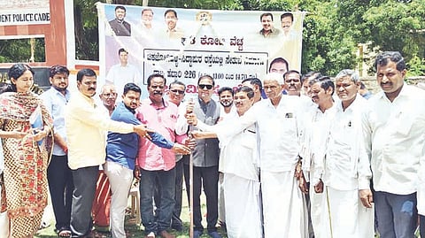 ಕಾನಹೊಸಹಳ್ಳಿ ಸಮೀಪದ ಚಿಕ್ಕಜೋಗಿಹಳ್ಳಿ ಹಾಗೂ ಸಿದ್ದಾಪುರ ರಸ್ತೆಯಲ್ಲಿ ಸೇತುವೆ ನಿರ್ಮಾಣ ಕಾಮಗಾರಿಗೆ ಶಾಸಕ ಡಾ.ಎನ್.ಟಿ.ಶ್ರೀನಿವಾಸ್ ಭೂಮಿಪೂಜೆ ನೆರವೇರಿಸಿದರು. ಪ್ರಮುಖರಾದ ಕುರಿಹಟ್ಟಿ ಬೋಸಯ್ಯ, ರಹಮತ್, ಜಯಕುಮಾರ್ ನಾಯ್ಕ, ಧನುಂಜಯ, ಬಸವಾರೆಡ್ಡಿ, ರಘುನಾಯ್ಕ ಇತರರಿದ್ದರು.