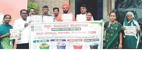 ಕುಕನೂರಿನ ಶ್ರೀ ಅನ್ನದಾನೀಶ್ವರ ಶಾಖಾ ಮಠದ ಎದುರು ಪಪಂನಿಂದ ಘನತ್ಯಾಜ್ಯಗಳ ನಮೂನೆ ಮತ್ತು ವಿಂಗಡಣೆ ಕುರಿತು ಜಾಗೃತಿ ಕಾರ್ಯಕ್ರಮ ನಡೆಯಿತು. ಅನ್ನದಾನೀಶ್ವರ ಮಠದ ಡಾ.ಮಹಾದೇವ ಸ್ವಾಮೀಜಿ, ಪ್ರಮುಖರಾದ ಈರಮ್ಮ ಗಾಟಿ, ಚಂದ್ರಕಲಾ ಹಾಲಕೆರೆ, ಶಿಲ್ಪಾ ಭಜಂತ್ರಿ, ಹುಸೇನ್ ಬಿ, ನಾಗಮ್ಮ ಮಳಿಗಿ ಇದ್ದರು.