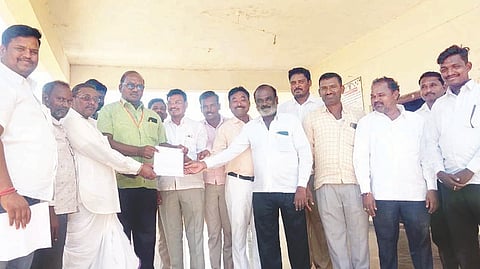 ಕುಕನೂರಿನಲ್ಲಿ ತಹಸಿಲ್ ಕಚೇರಿಯ ಶಿರಸ್ತೇದಾರ್ ಸುರೇಶ ಬಾಳೆಹೊಸೂರಗೆ ಮಾದಿಗ ಸಮುದಾಯದಿಂದ ಮನವಿ ಸಲ್ಲಿಸಲಾಯಿತು. ಪ್ರಮುಖರಾದ ನಿಂಗಪ್ಪ ಗೋರ್ಲೆಕೊಪ್ಪ, ಮಲಿಯಪ್ಪ ಅಣ್ಣಿಗೇರಿ, ಮಾರುತಿ ಭಂಡಾರಿ, ಚಂದ್ರಪ್ಪ ಆರುಬೆರಳಿನ, ಶರಣಪ್ಪ ಹಿರೇಮನಿ, ಮಲ್ಲಿಕಾರ್ಜುನ ಗೋರ್ಲೆಕೊಪ್ಪ ಇತರರಿದ್ದರು.