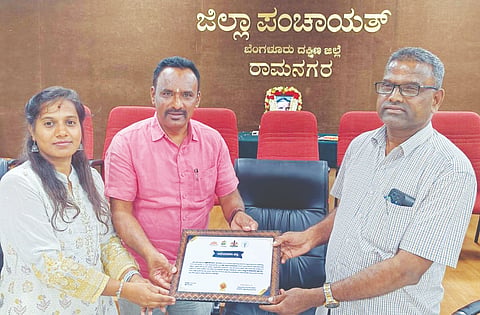 ಕನಕಪುರ ತಾಲೂಕಿನ ಶಿವನಹಳ್ಳಿ ಗ್ರಾಪಂ ಪಿಡಿಒ ಕೃಷ್ಣಮೂರ್ತಿ ಹಾಗೂ ಗ್ರಂಥಾಲಯ ಮೇಲ್ವಿಚಾರಕಿ ಚೈತ್ರಾ ಅವರಿಗೆ "ಅರಿವು ಕೇಂದ್ರ' ಪುರಸ್ಕಾರವನ್ನು ಜಿಪಂ ಉಪ ಕಾರ್ಯದರ್ಶಿ ಧನರಾಜು ನೀಡಿದರು.
