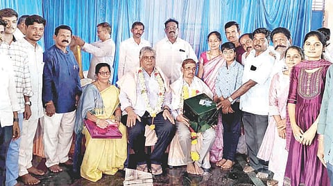 ಕಂಪ್ಲಿಯಲ್ಲಿ ನಿವೃತ್ತಿ ಹೊಂದಿದ ಶಾಖಾ ಅಂಚೆ ಪಾಲಕರಾದ ಎಚ್.ಎಂ.ಪ್ರಭಾಕರಸ್ವಾಮಿ, ಎಸ್.ಎಂ.ಮಲ್ಲಿಕಾರ್ಜುನ ಸ್ವಾಮಿ ಅವರನ್ನು ಸನ್ಮಾನಿಸಲಾಯಿತು. ಅಂಚೆ ಪಾಲಕರಾದ ನಾಗರತ್ನಾ, ದೀಪಾ, ಮೇಲ್ವಿಚಾರಕರಾದ ಆರ್.ಎಂ.ಸೋಮಶೇಖರಯ್ಯ, ಕೆ.ನಾಗರಾಜ ಇತರರಿದ್ದರು.