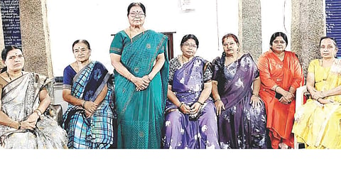 ಕಂಪ್ಲಿಯಲ್ಲಿ ನಡೆದ ಪೂರ್ವಭಾವಿ ಸಭೆಯಲ್ಲಿ ಅಕ್ಕಮಹಾದೇವಿ ಮಹಿಳಾ ಮಂಡಳಿ ಅಧ್ಯಕ್ಷೆ ಡಾ.ಶಾರದಾ ಜ.ಹಿರೇಮಠ  ಮಾತನಾಡಿದರು. ಪದಾಧಿಕಾರಿಗಳಾದ ಬಿ.ಸುಮಂಗಳಾ, ಬಿ.ಎಂ.ಪುಷ್ಪಾ, ತಾಂಡೂರು ಸುಜಾತಾ, ಅರವಿ ಅನುಪಮ ಇತರರಿದ್ದರು.
