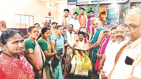 ಕನಕಗಿರಿಯ ಶ್ರೀ ರಾಘವೇಂದ್ರ ಮಠದಲ್ಲಿ ನಡೆಯುತ್ತಿರುವ ಬ್ರಹ್ಮೋತ್ಸವ ಕಾರ್ಯಕ್ರಮದಲ್ಲಿ ಸಚಿವ ಶಿವರಾಜ ತಂಗಡಗಿ ಅವರನ್ನು ಸನ್ಮಾನಿಸಲಾಯಿತು. ಪ್ರತಿಷ್ಠಾನದ ಅಧ್ಯಕ್ಷ ಡಾ.ಶ್ರೀನಿವಾಸ ಪದಕಿ, ಬ್ರಾಹ್ಮಣ ಅಭಿವೃದ್ಧಿ ನಿಗಮದ ನಿರ್ದೇಶಕ ವೆಂಕಟೇಶ್ ಕುಲಕರ್ಣಿ, ಪ್ರಮುಖರಾದ ಕೆ.ಎಚ್.ಕುಲಕರ್ಣಿ, ಗುರುರಾಜ ಕುಲಕರ್ಣಿ ಕನ್ನೇರಡುವು, ಬಿ.ವಿಜೋಷಿ ಇತರರಿದ್ದರು.