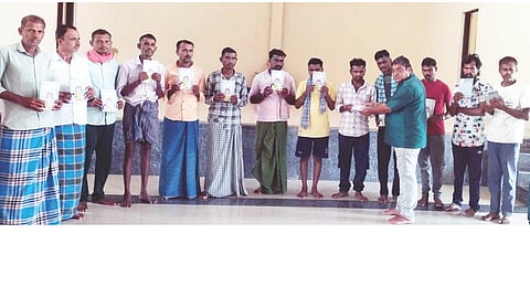 ಕುಷ್ಟಗಿಯ ಮದ್ಯ ಮತ್ತು ಮಾದಕ ವ್ಯಸನಿಗಳ ಪುನರ್ವಸತಿ ಕೇಂದ್ರಕ್ಕೆ ಗೃಹರಕ್ಷಕ ದಳದ ಘಟಕಾಧಿಕಾರಿ ರವಿಂದ್ರ ಬಾಕಳೆ ಭೇಟಿ ನೀಡಿ ಪುಸ್ತಕ ವಿತರಿಸಿದರು.